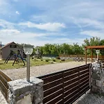 Prázdninový dům Awesome In Trilj